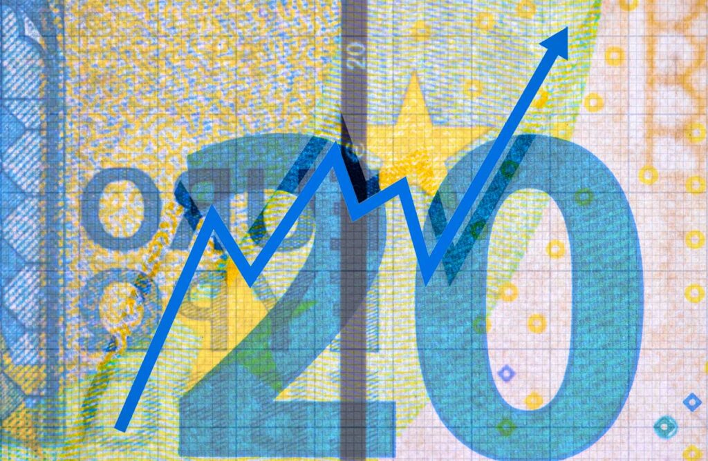 Un gráfico de líneas azules ascendentes superpuesto a un primer plano de un billete de 20 euros, que simboliza cómo los bancos buscan captar clientes y depósitos para impulsar el crecimiento financiero.