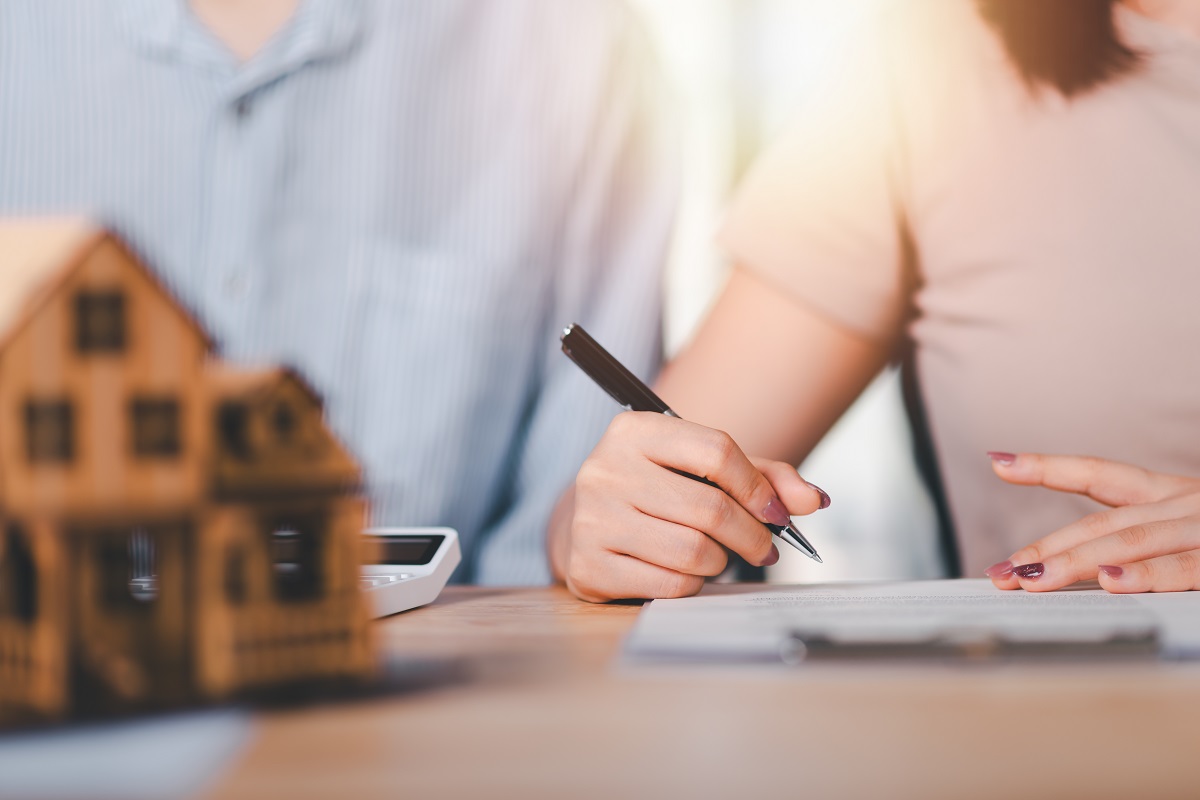 Pareja firma una hipoteca mixta para comprar una casa