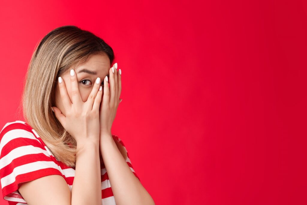 Mujer se asusta ante la subida de las hipotecas del Santander