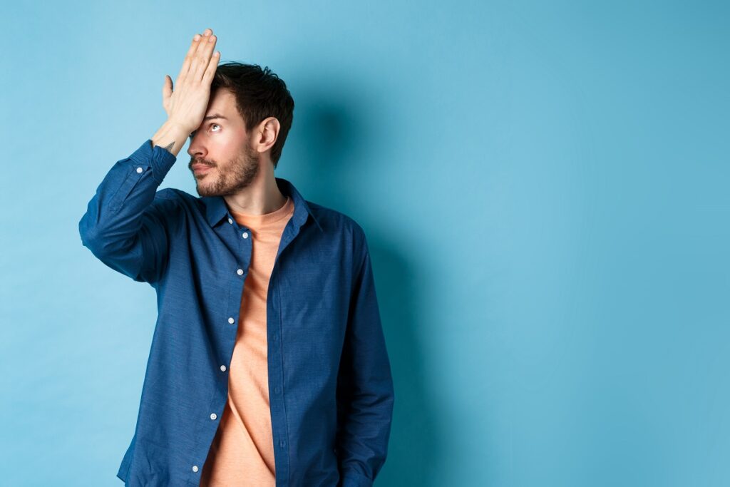 Hombre molesto por la subida de las hipotecas del BBVA