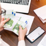 Si cobras más de 2.000€ al mes, tu cuenta nómina debería pagarte: estas 5 lo hacen