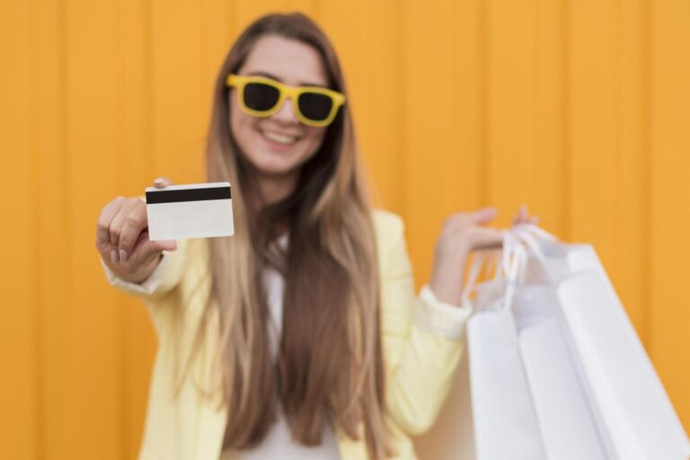 Las tarjetas con cashback ganan protagonismo: así permiten ahorrar en compras, viajes o gasolina