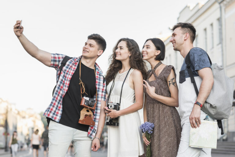 Viajar sin pagar de más: las mejores cuentas para jóvenes que se mueven por el mundo