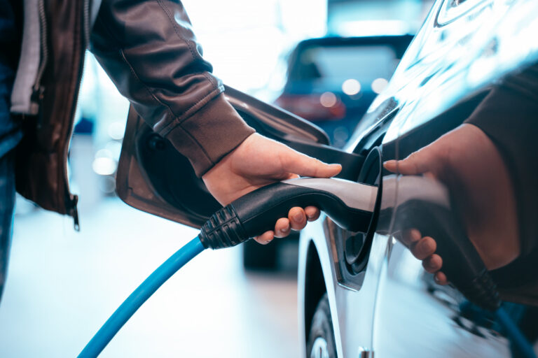 Laboral Kutxa estrena un préstamo coche al 4,58% TAE para vehículos ECO