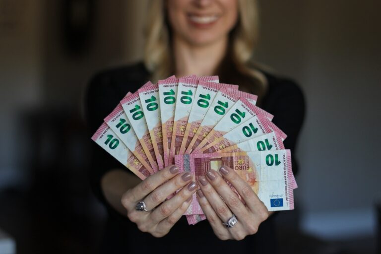 Varios bancos reactivan la batalla por la nómina y el ahorro: seis ofertas para sacar más partido al dinero