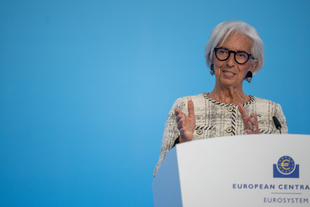 Christine Lagard habla desde un atril en el que figura el logotipo del Banco Central Europeo, abordando temas como los tipos de interés y su impacto en el ahorro.