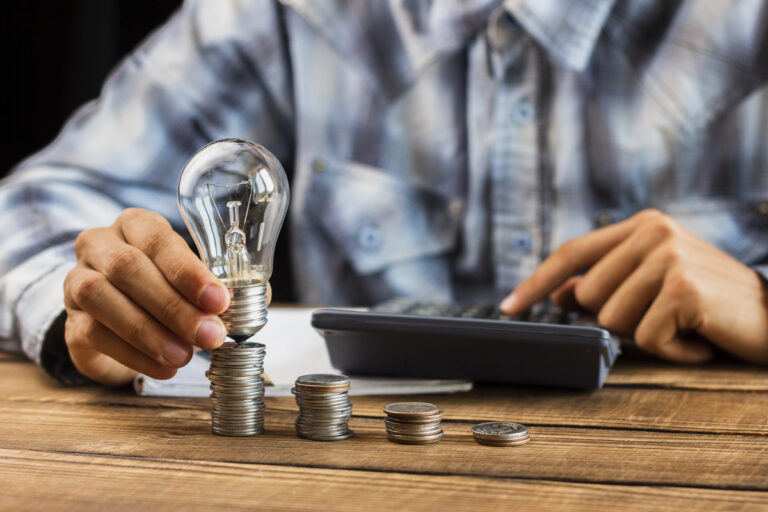 Factura de la luz: por qué sube un 20% en agosto y cómo ahorrar en el recibo