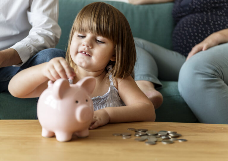 ¿Qué cuenta bancaria necesita tu hijo? Las mejores opciones para ahorrar, aprender y dar sus primeros pasos con el dinero