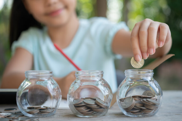 Las cuatro reglas de oro de los expertos para mejorar la educación financiera de los niños